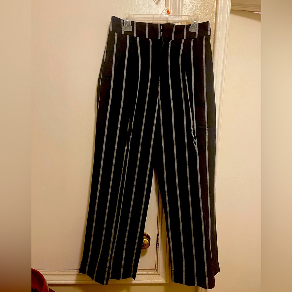 Casual high waisted trousers with a comfortable fit.